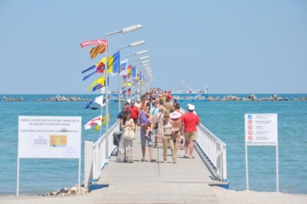 Pasarela din Mamaia şi cursele cu vaporaşul, ca un magnet pentru turişti
